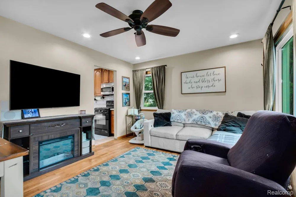 14951 Shirley Avenue Warren City, MI 48089
