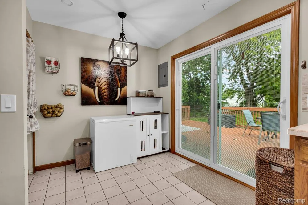14951 Shirley Avenue Warren City, MI 48089