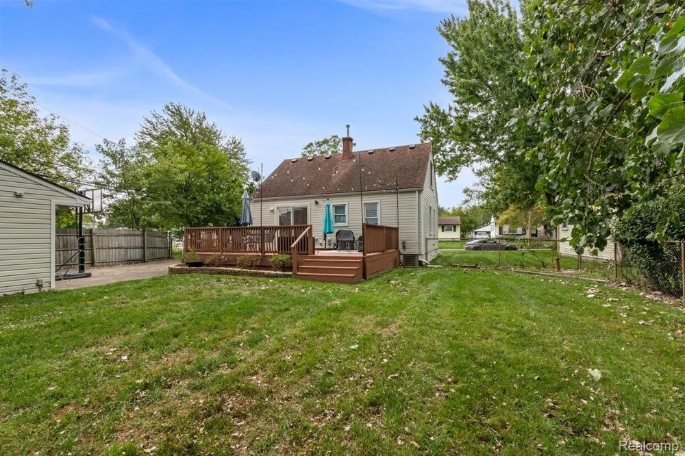 14951 Shirley Avenue Warren City, MI 48089