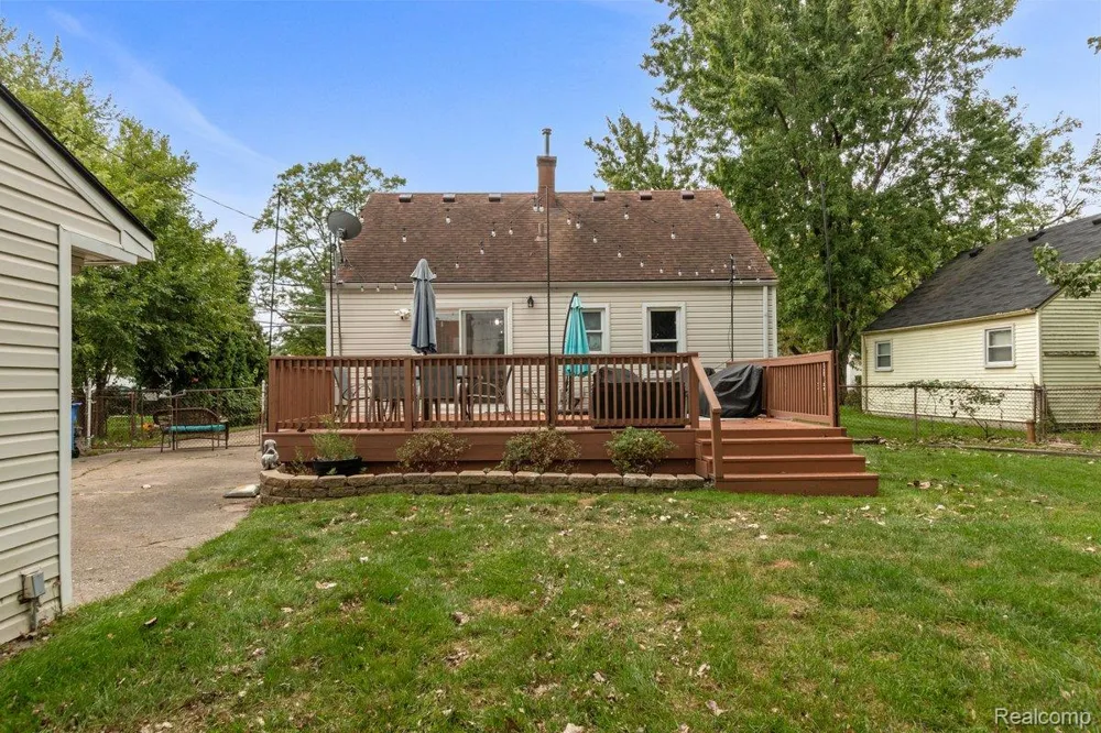 14951 Shirley Avenue Warren City, MI 48089