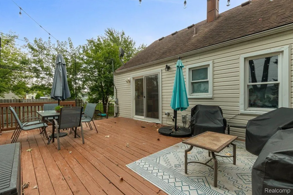 14951 Shirley Avenue Warren City, MI 48089