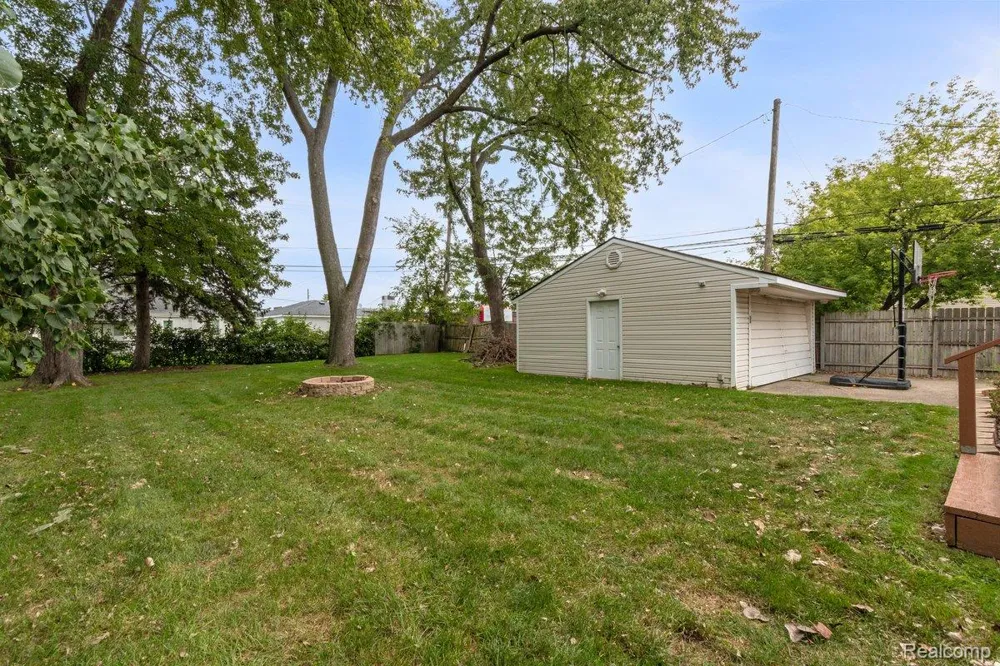14951 Shirley Avenue Warren City, MI 48089