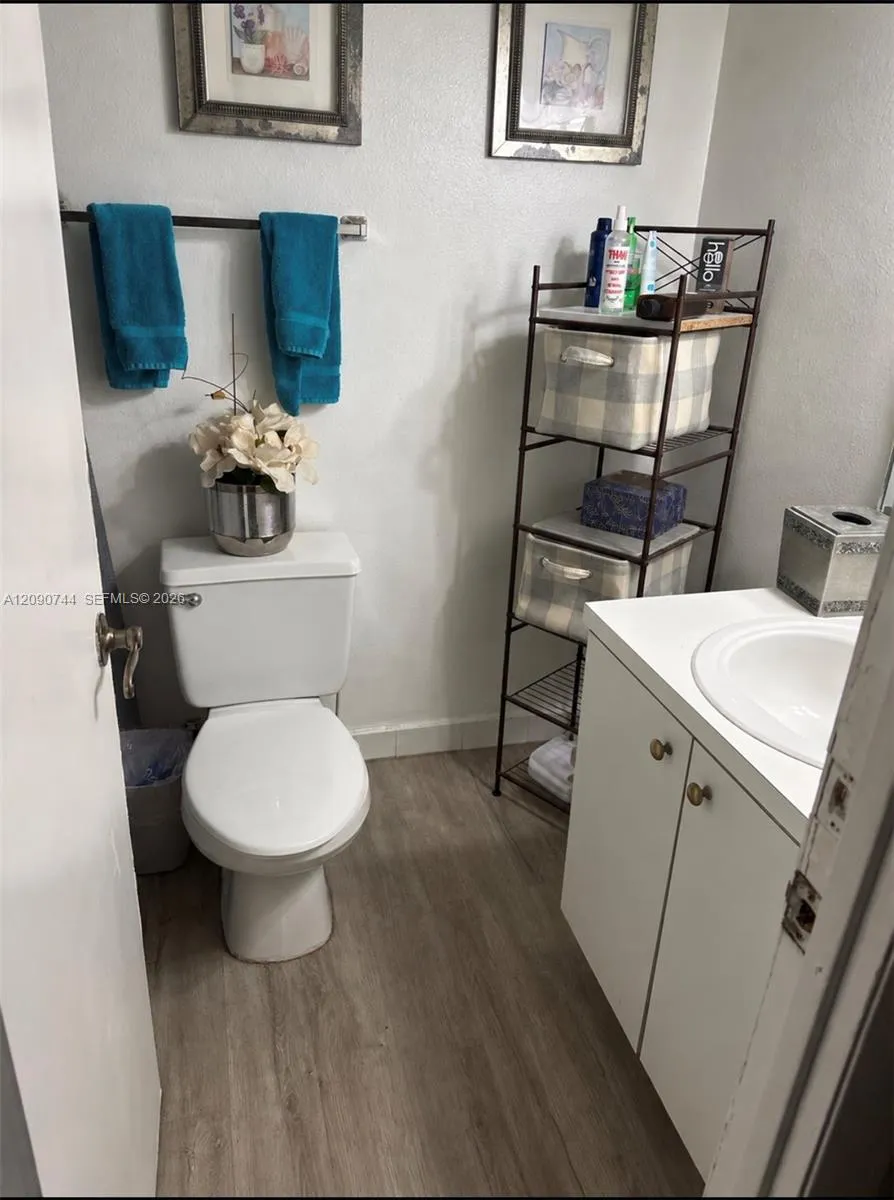 17901 NW 68th Ave #R105 Hialeah, FL 33015