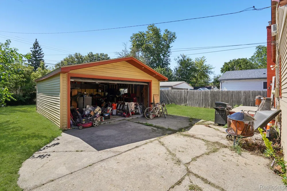 19740 Broadacres Street Clinton Charter Township, MI 48035