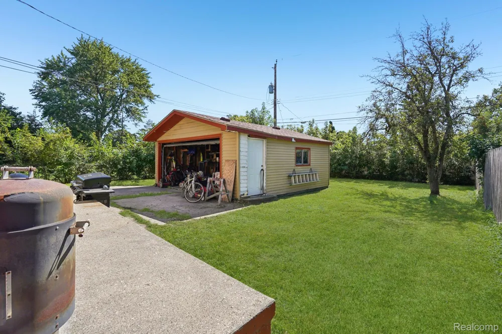 19740 Broadacres Street Clinton Charter Township, MI 48035