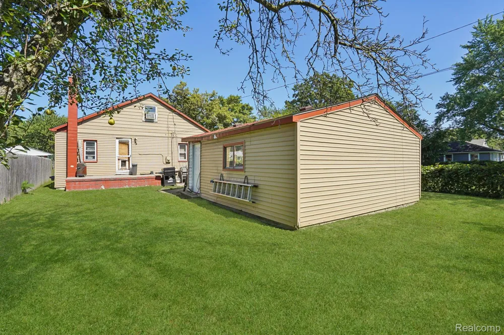 19740 Broadacres Street Clinton Charter Township, MI 48035
