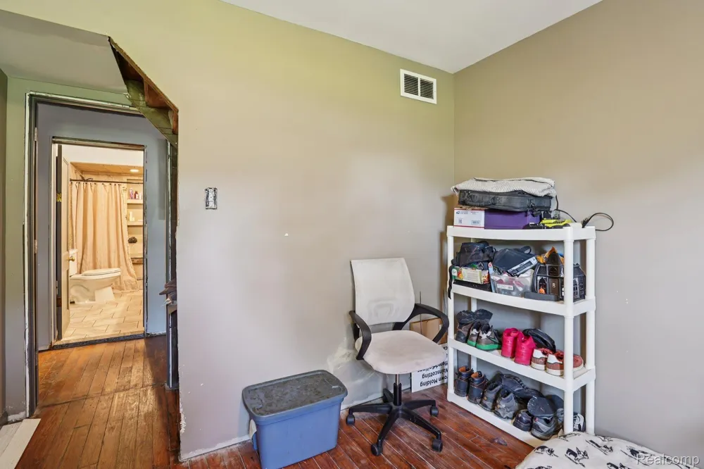 19740 Broadacres Street Clinton Charter Township, MI 48035