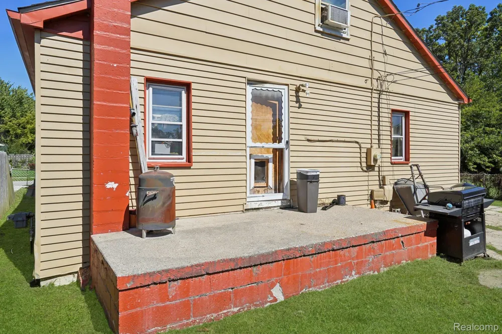 19740 Broadacres Street Clinton Charter Township, MI 48035