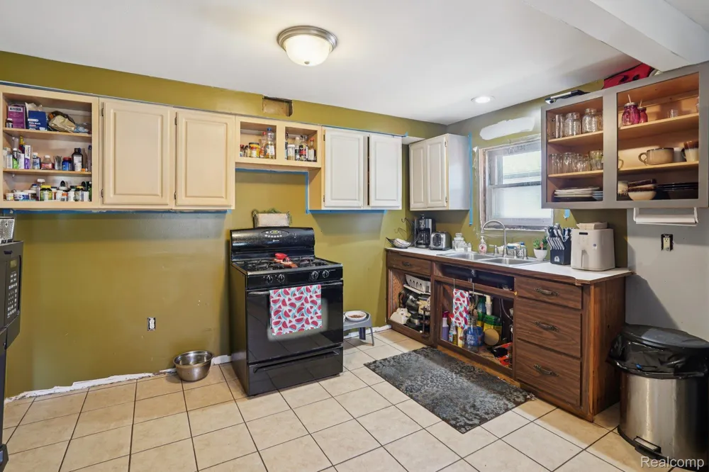 19740 Broadacres Street Clinton Charter Township, MI 48035