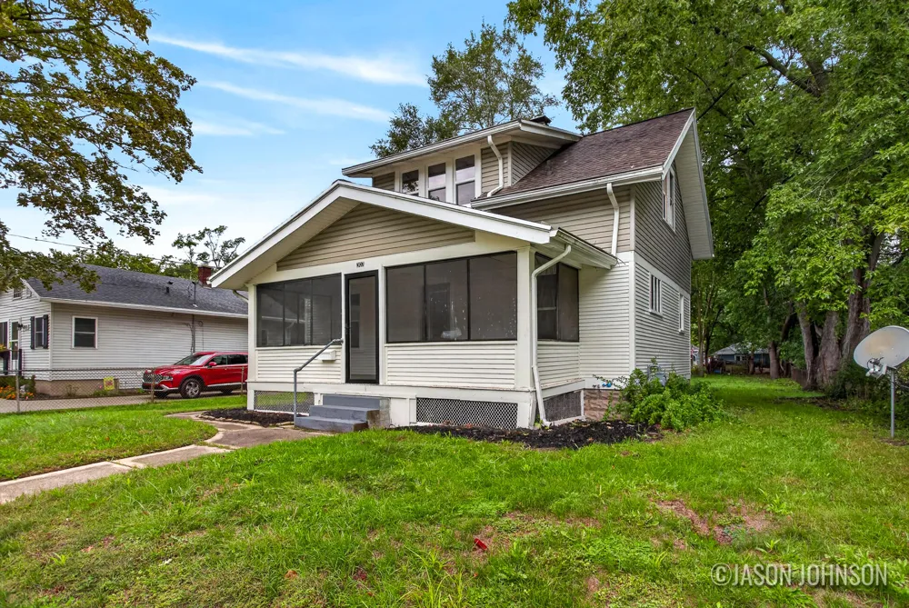307 Ridgewood Street SE Kentwood City, MI 49548