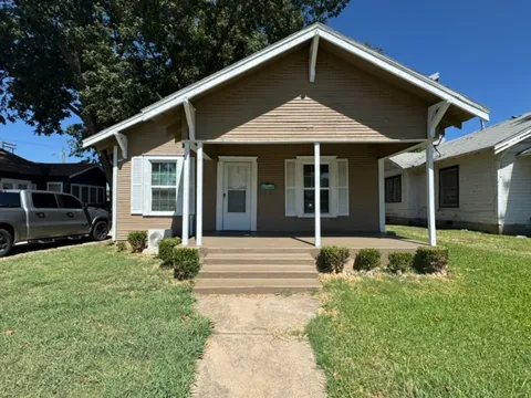 704 E 12th