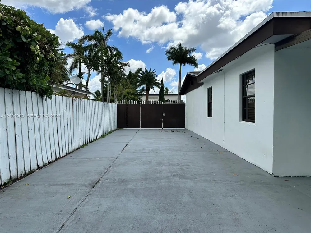 18310 NW 85th Ave Hialeah, FL 33015