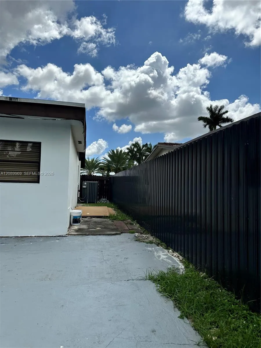 18310 NW 85th Ave Hialeah, FL 33015