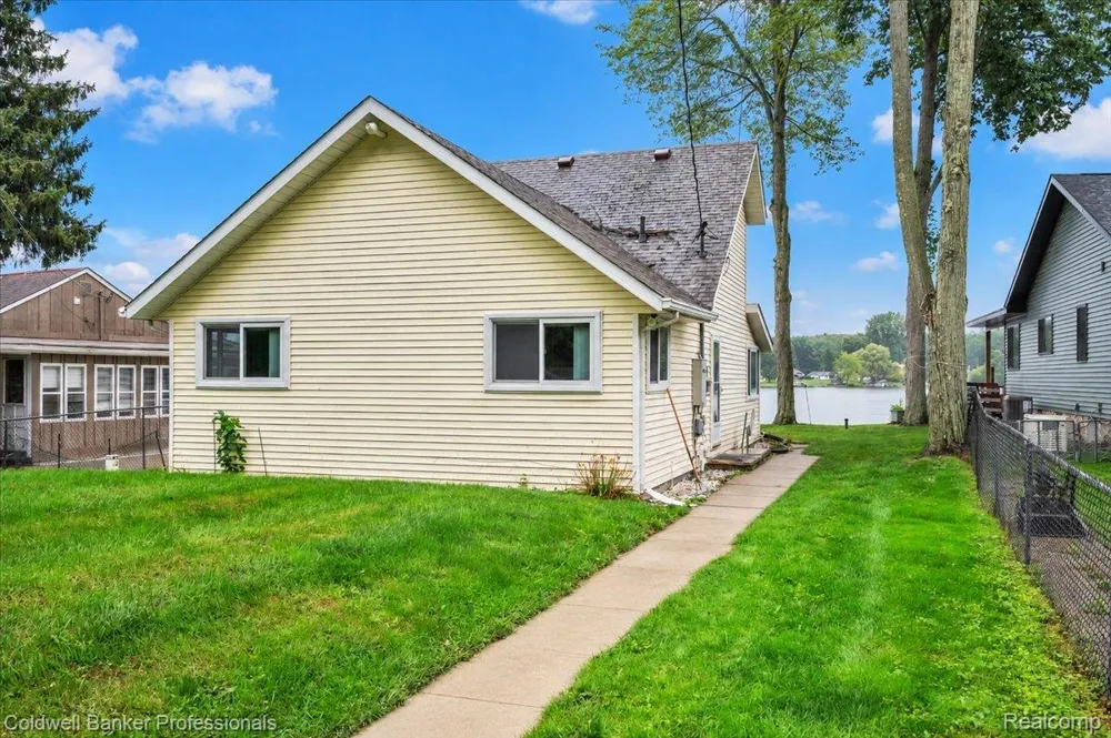 733 Lakeshore Drive Deerfield Township, MI 48421