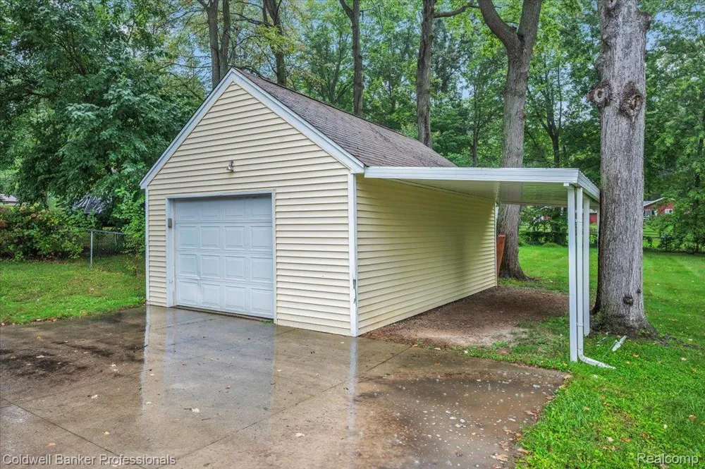 733 Lakeshore Drive Deerfield Township, MI 48421