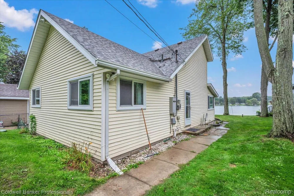 733 Lakeshore Drive Deerfield Township, MI 48421
