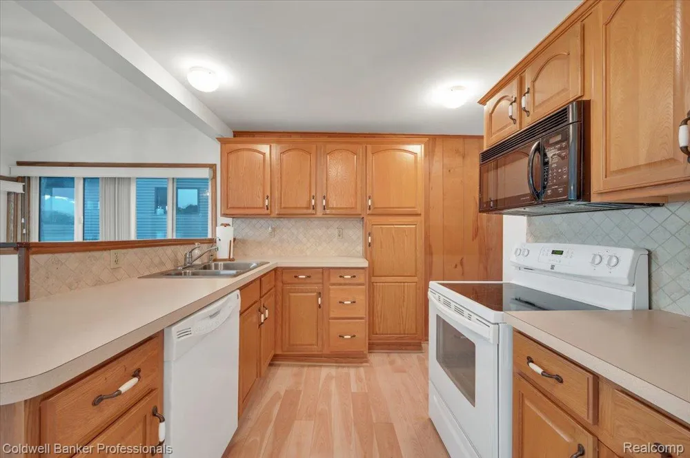 733 Lakeshore Drive Deerfield Township, MI 48421