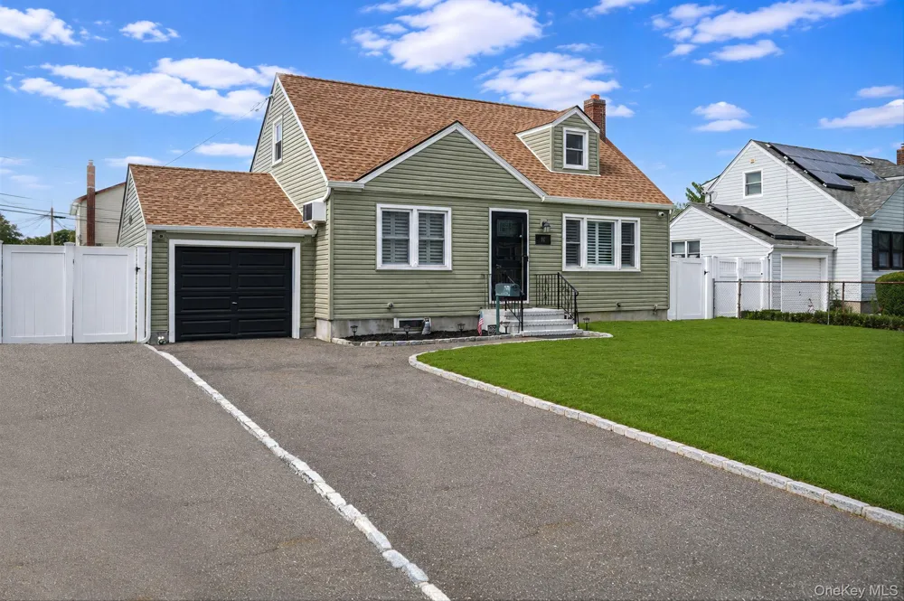 13 Maple Drive Lindenhurst, NY 11757
