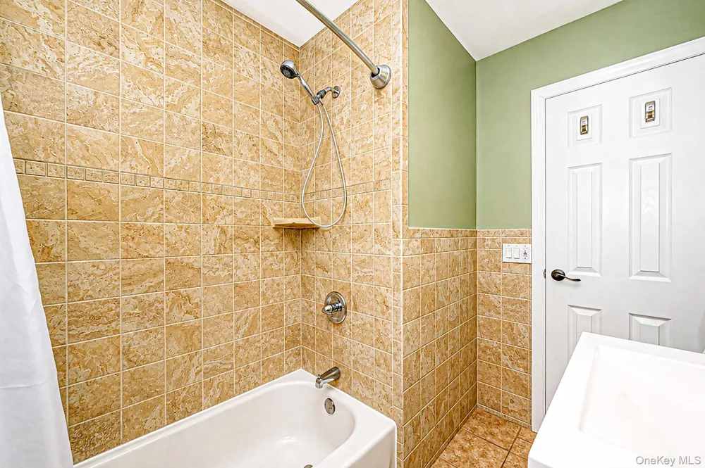 13 Maple Drive Lindenhurst, NY 11757