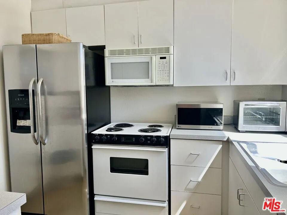 4949 Genesta Avenue #409 Los Angeles, CA 91316