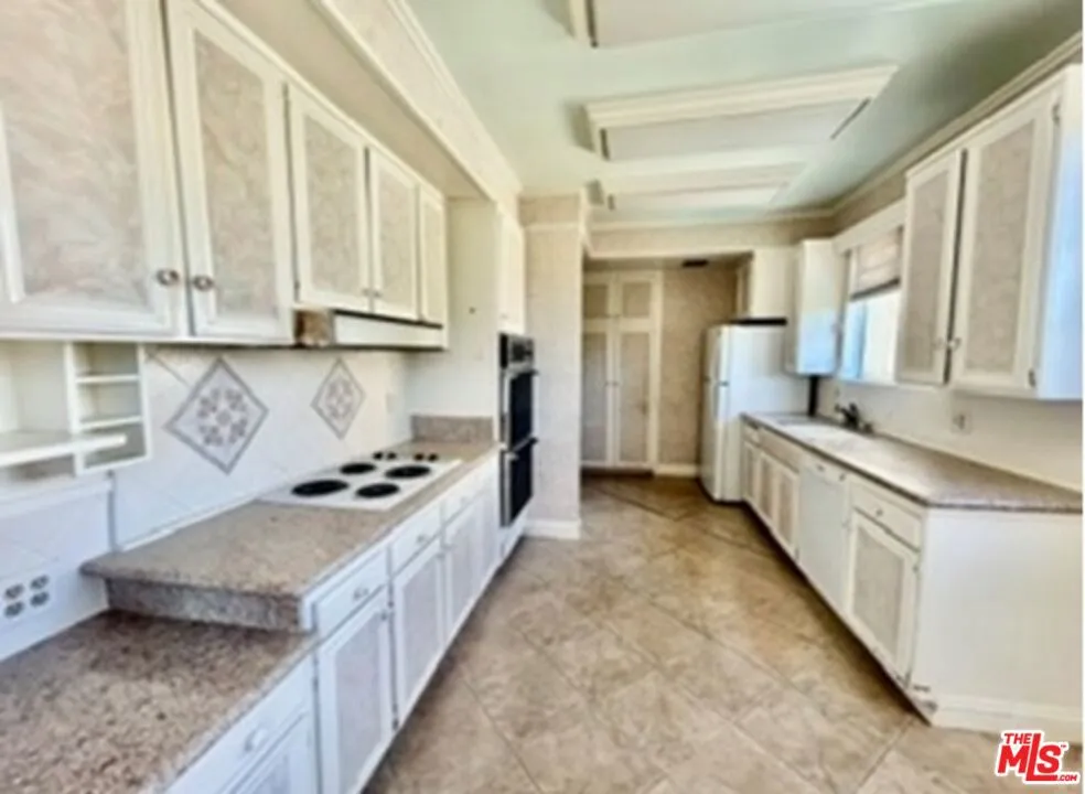 4949 Genesta Avenue #409 Los Angeles, CA 91316