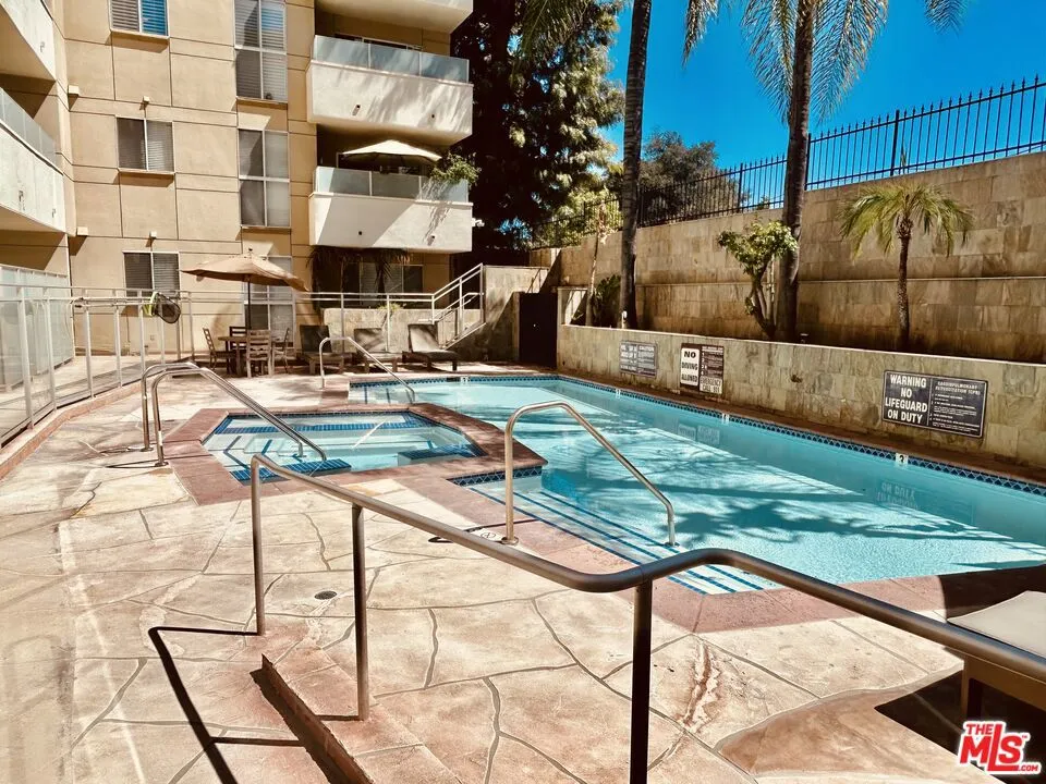 4949 Genesta Avenue #409 Los Angeles, CA 91316