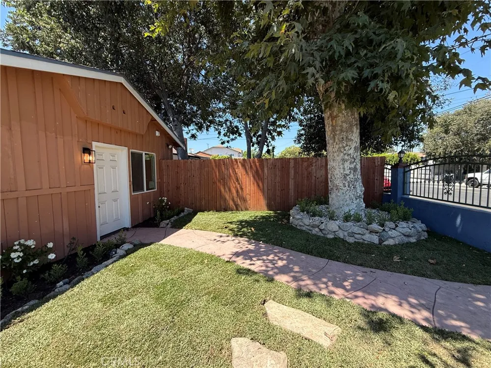 7031 Bellaire Ave North Hollywood, CA 91605