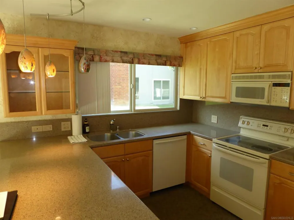 2306 Caminito Andada San Diego, CA 92107