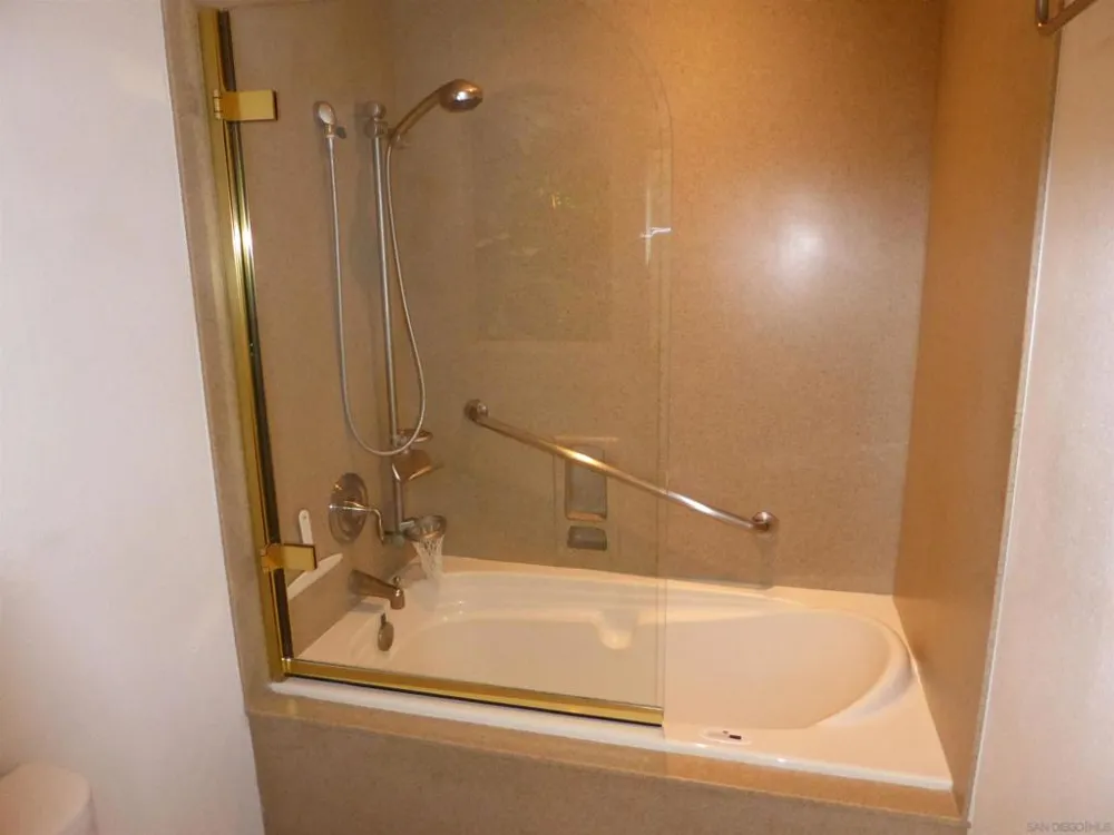 2306 Caminito Andada San Diego, CA 92107
