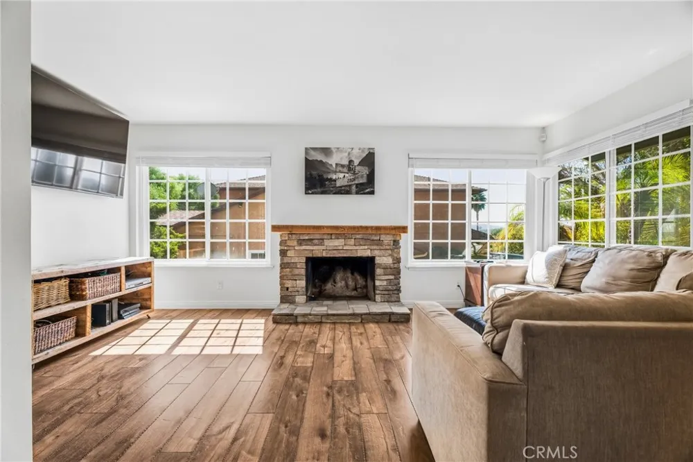 27394 Onlee Saugus, CA 91350
