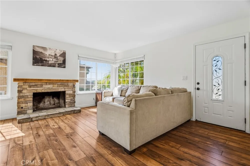 27394 Onlee Saugus, CA 91350
