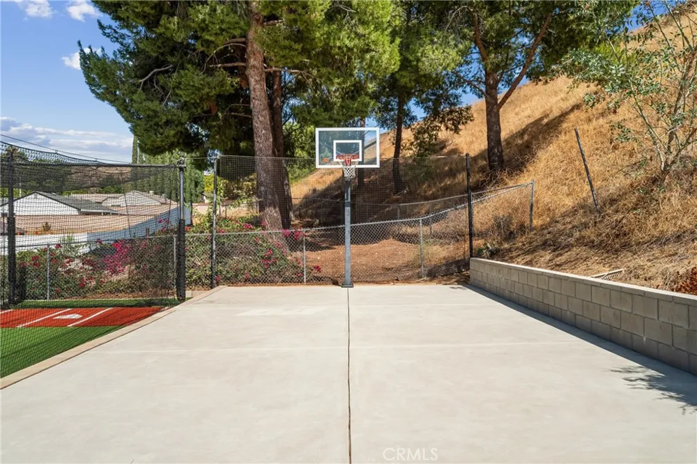 27394 Onlee Saugus, CA 91350