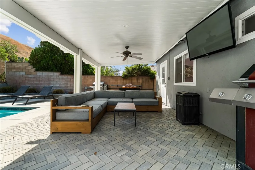 27394 Onlee Saugus, CA 91350