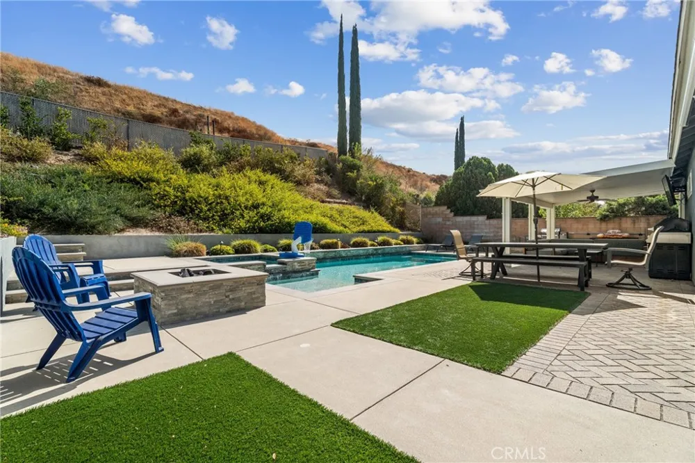 27394 Onlee Saugus, CA 91350