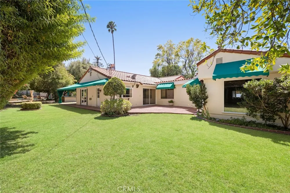 5220 Collier Place Woodland Hills, CA 91356