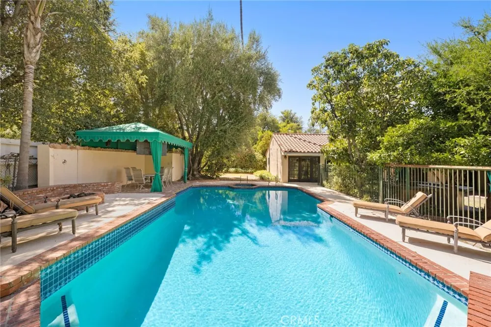 5220 Collier Place Woodland Hills, CA 91356
