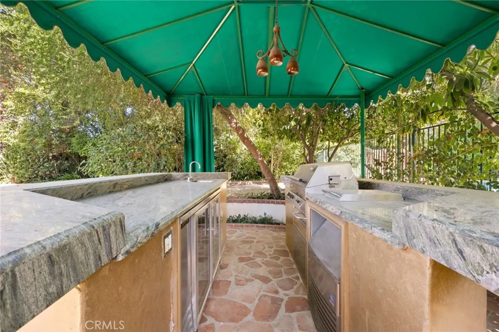 5220 Collier Place Woodland Hills, CA 91356