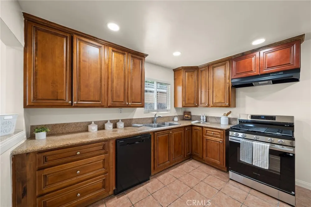 1547 W 65th Los Angeles, CA 90047