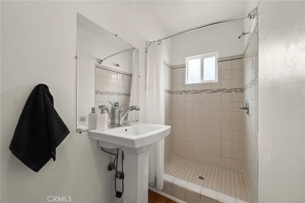1547 W 65th Los Angeles, CA 90047