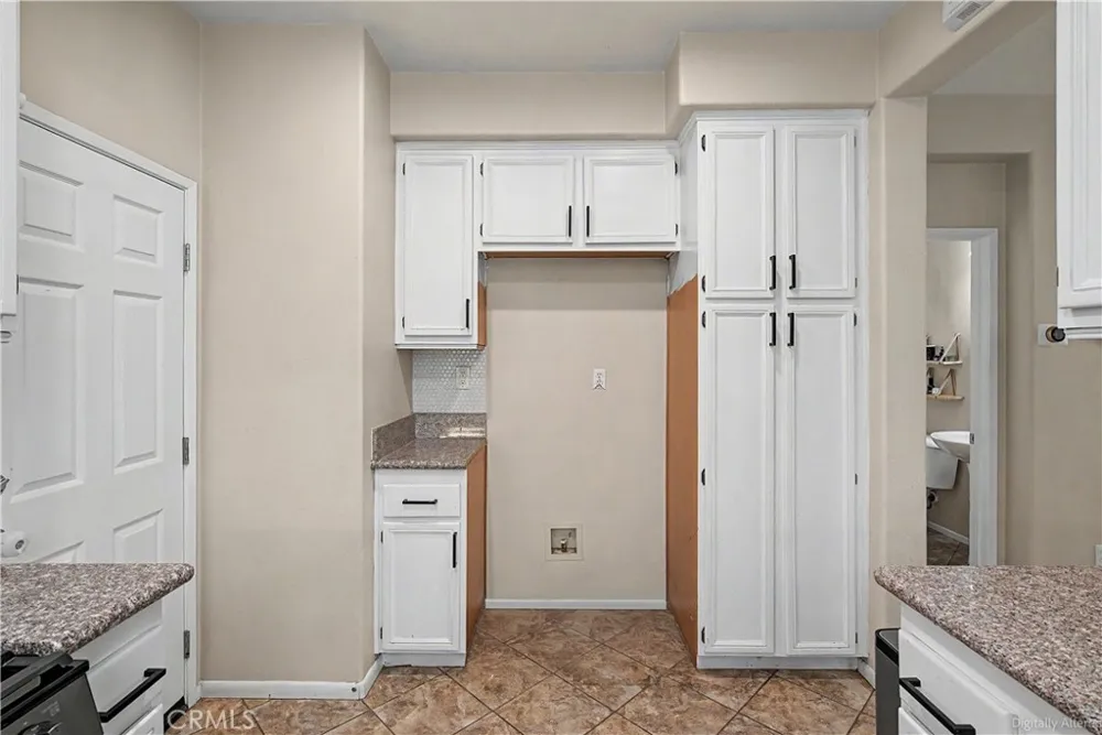 3271 Laval Riverside, CA 92503