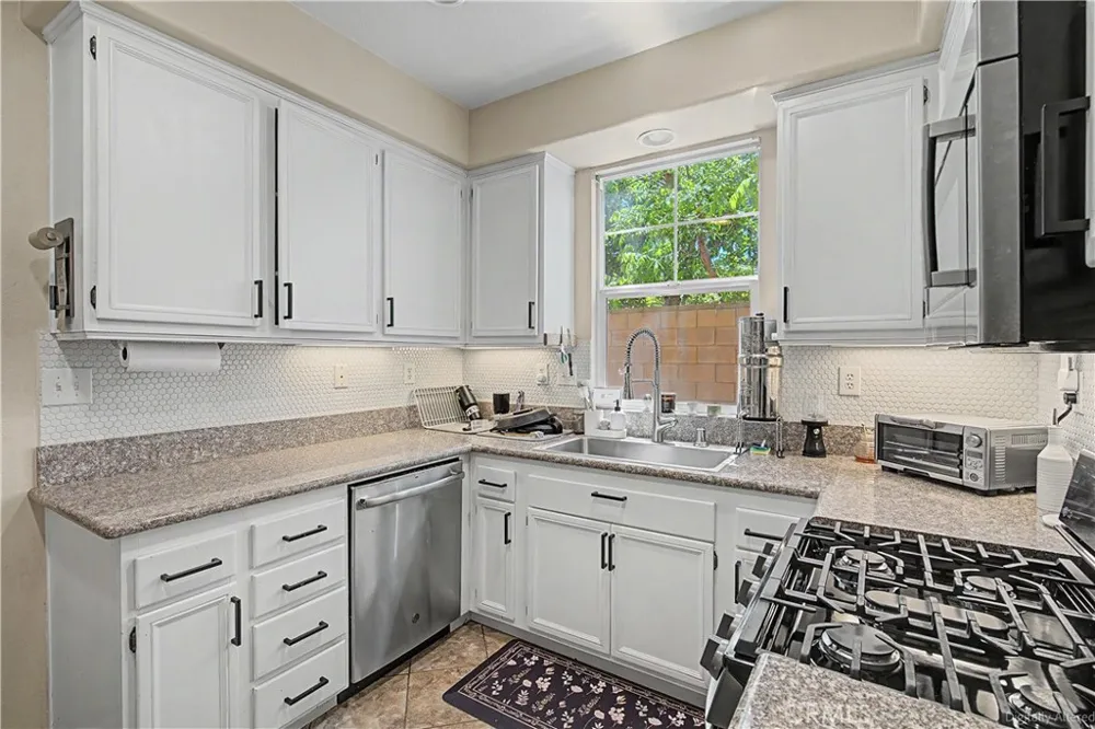 3271 Laval Riverside, CA 92503