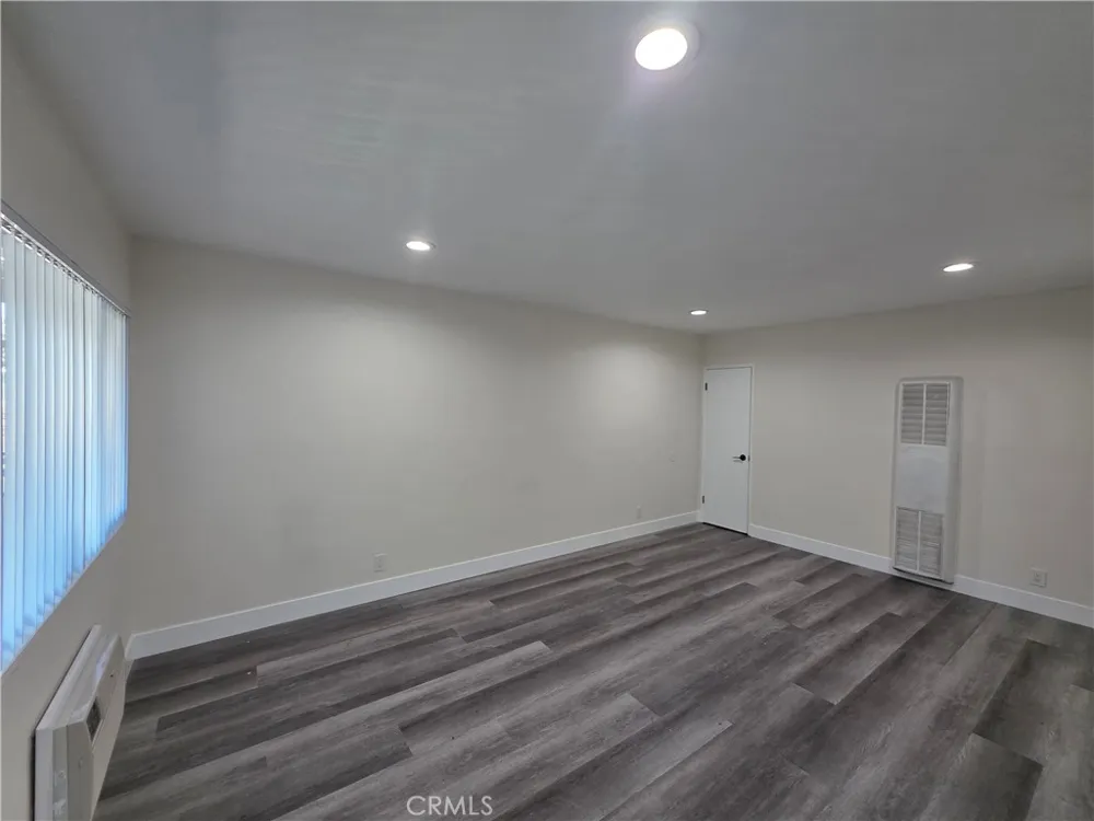20760 Hartland Winnetka, CA 91306