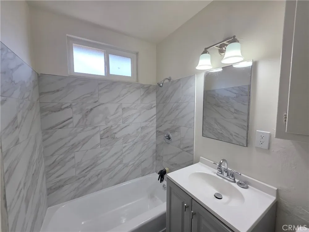 20760 Hartland Winnetka, CA 91306