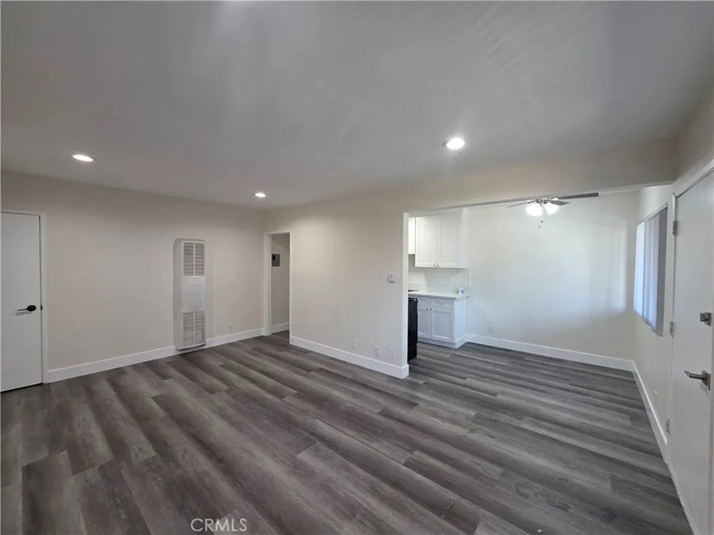 20760 Hartland Winnetka, CA 91306