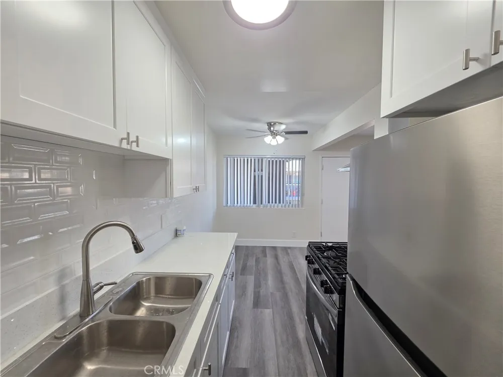 20760 Hartland Winnetka, CA 91306