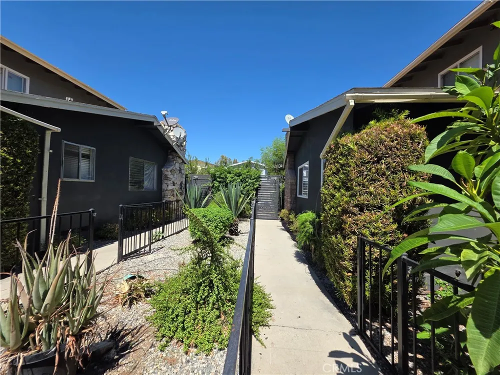 20760 Hartland Winnetka, CA 91306