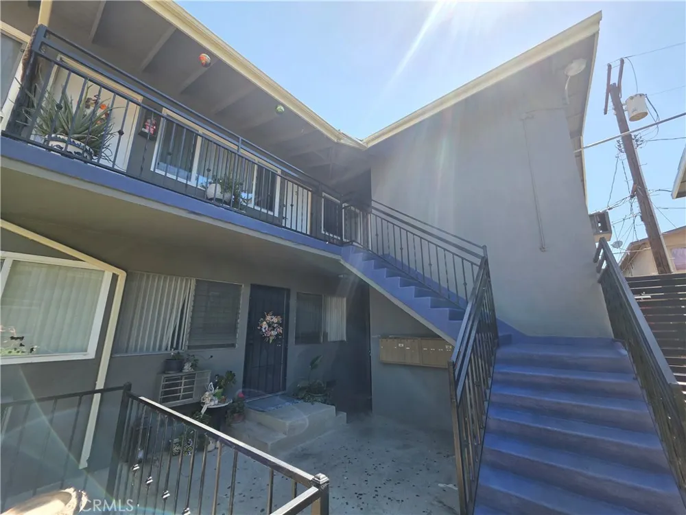 20760 Hartland Winnetka, CA 91306