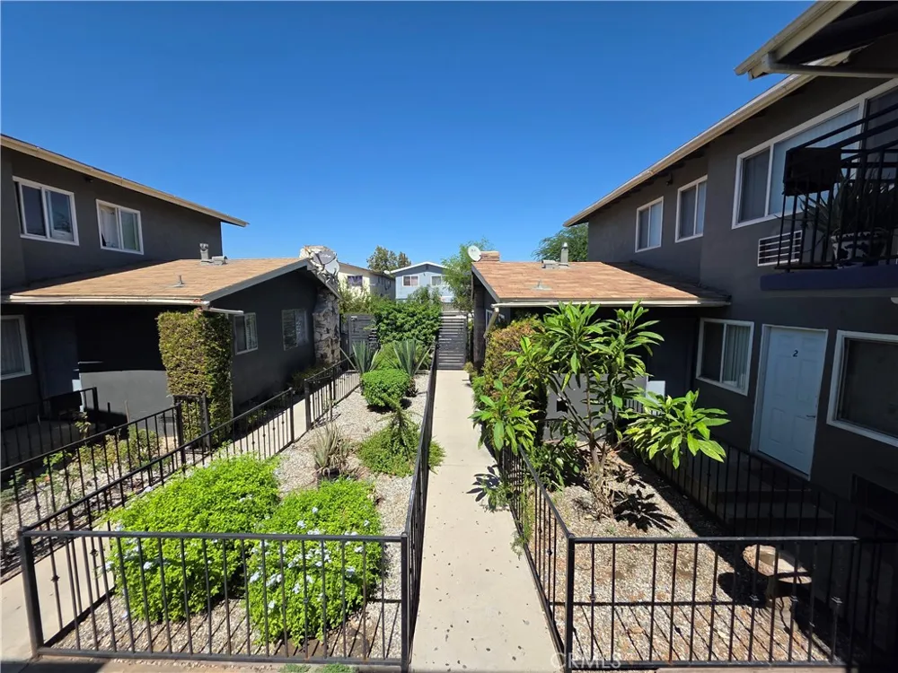20760 Hartland Winnetka, CA 91306