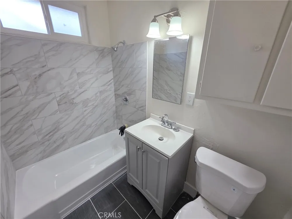20760 Hartland Winnetka, CA 91306