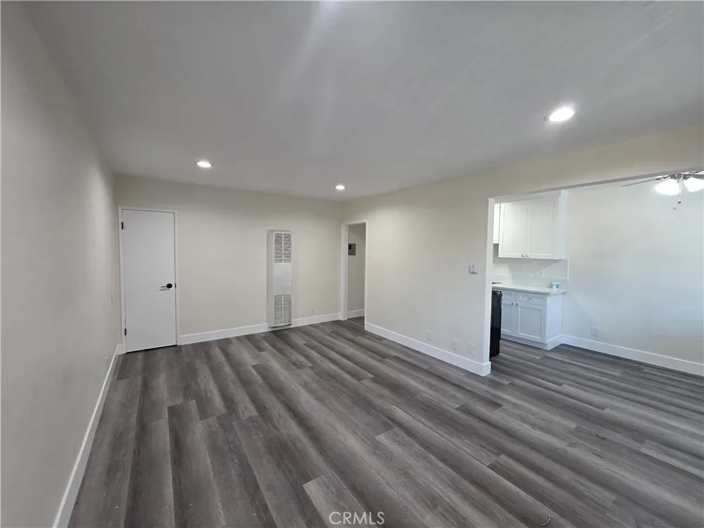 20760 Hartland Winnetka, CA 91306